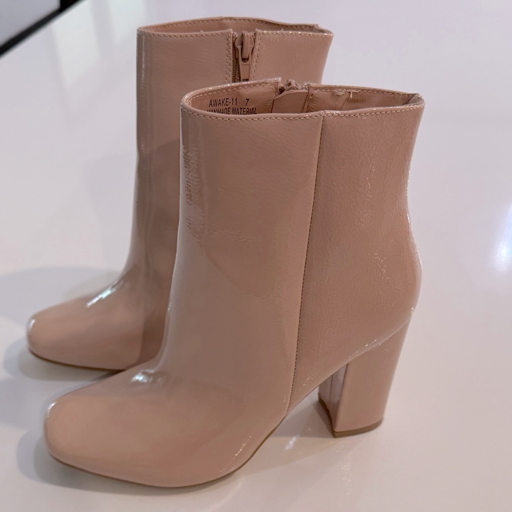 Bamboo Awake Women's Round Toe Block Heeled Ankle Booties. Size 7